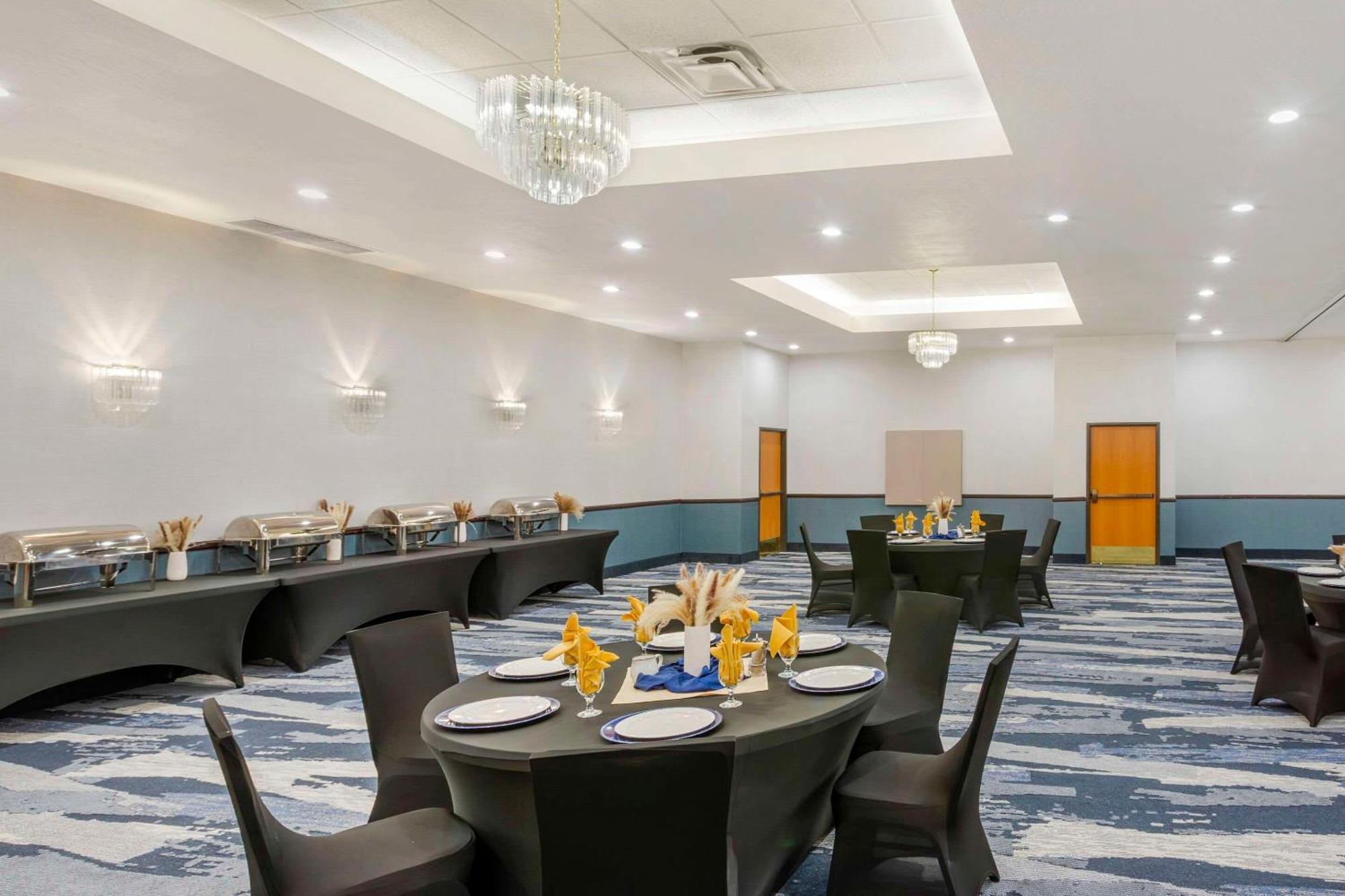 Comfort Suites Ogden Conference Center Экстерьер фото